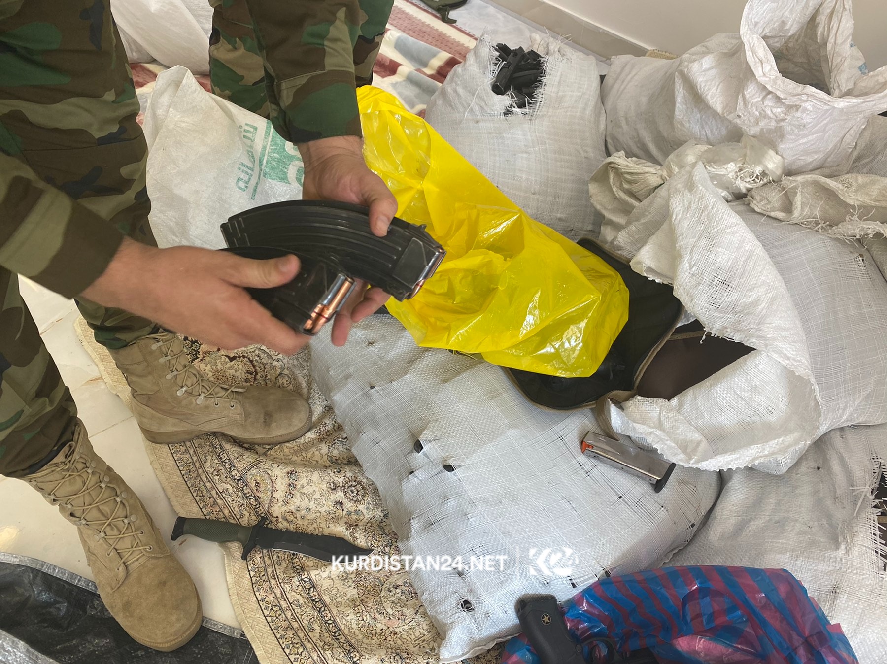 بەوێنە... دەمانچە قاچاغە دەستبەسەرداگیراوەکانی ماڵەکەی هەولێر